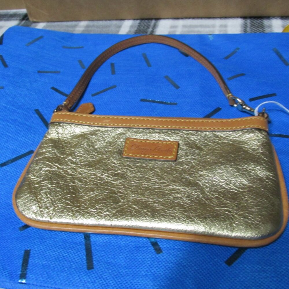 P980-NWOT Dooney & Bourke Gold Metallic Leather Convertible Shoulder/Wristlet